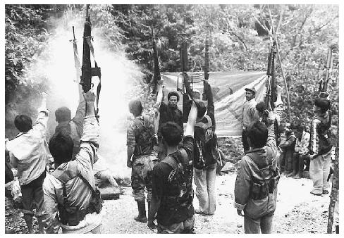 New People's Army guerrillas, the armed wing of the Communist Party of the Philippines (CPP), photographed at a clandestine assembly in the Cordillera region in northern Philippines, 2002. ©AFP/CORBIS.